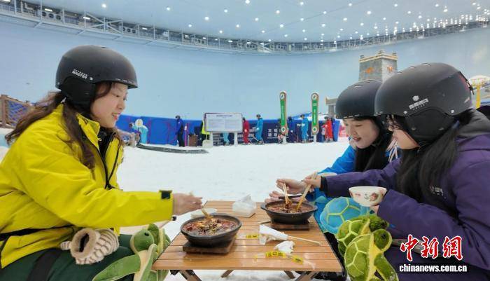 新花样:雪地里吃火锅 冰与火中享暖意PG电子麻将胡了成都室内滑雪场玩出(图2) 新花样:雪地里吃火锅 冰与火中享暖意PG电子麻将胡了成都室内滑雪场玩出(图2)