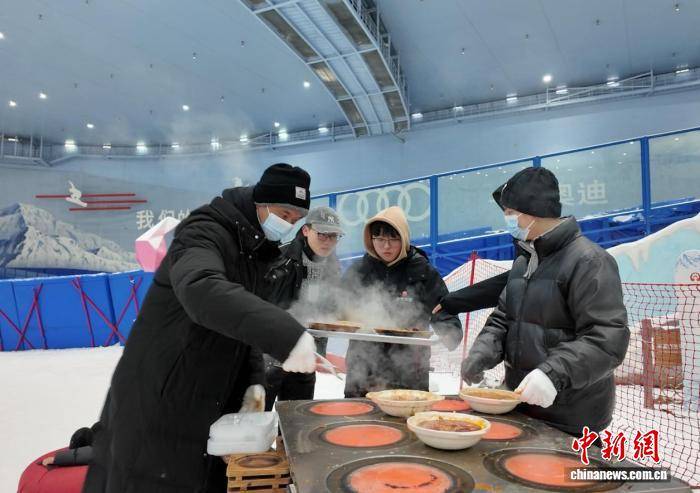 新花样：雪地里吃火锅 冰与火中享暖意PG